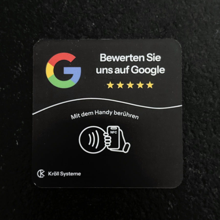 Bewertungsplatte für Google auf einem dunklen Tresen, frontal von oben