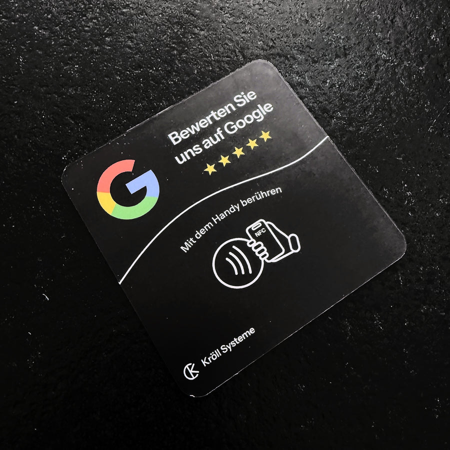 Bewertungsplatte für Google auf einem Tresen, im Dreiviertelwinkel