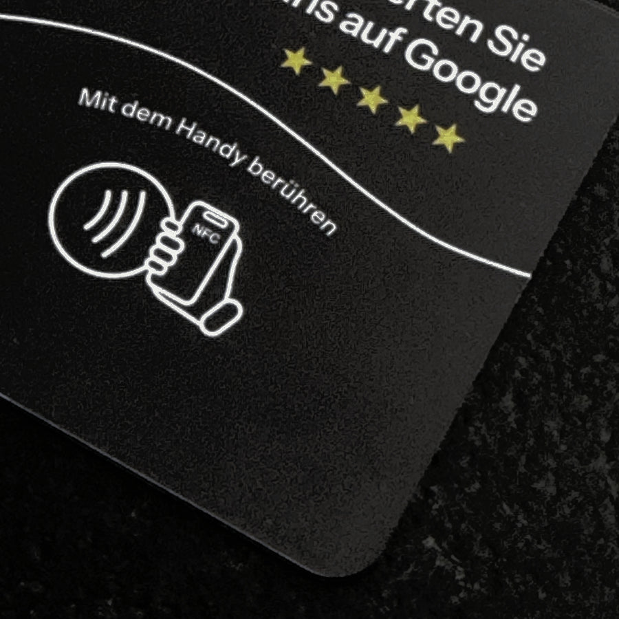 Detail der Bewertungsplatte: Kontaktlos-Symbol und der Hinweis, das Handy zu berühren